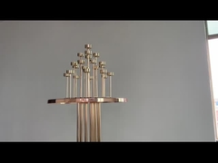 結婚式の床飾り 高い金色の花柄とキャンドルホルダーの中心に